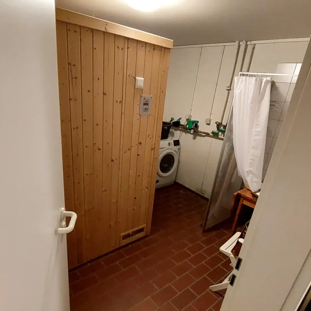 Individuell geplante Sauna aus Holz mit stimmungsvoller Beleuchtung