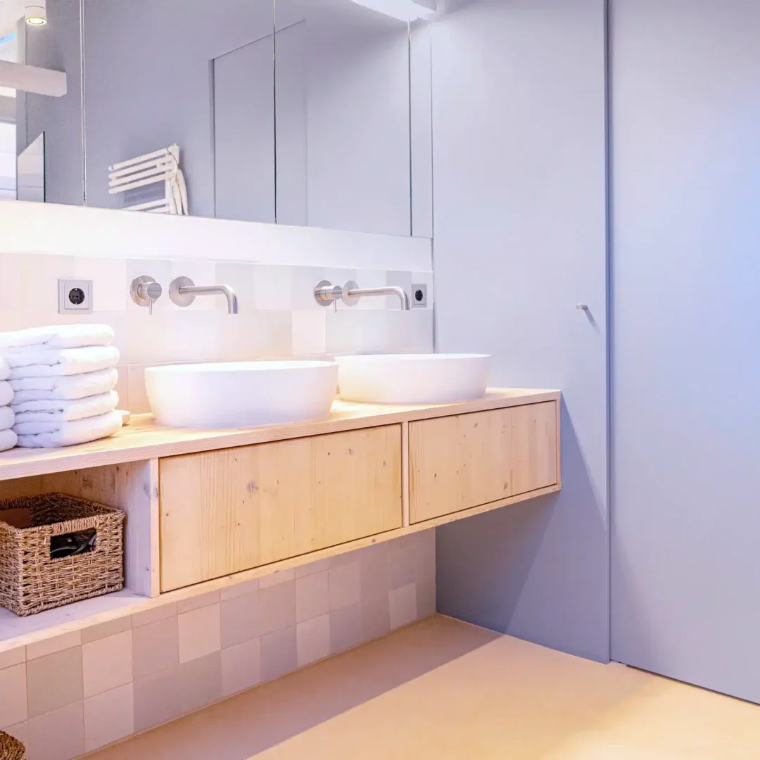 Maßgefertigte Badmöbel aus Holz – stilvolles Design für ein harmonisches Wohlfühlbad