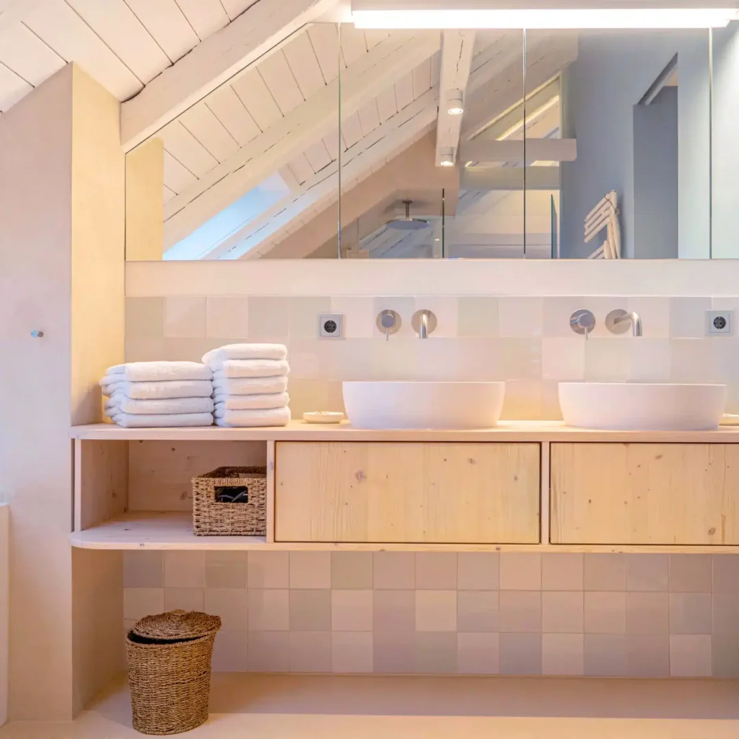 Maßgefertigte Badmöbel aus Holz – stilvolles Design für ein harmonisches Wohlfühlbad