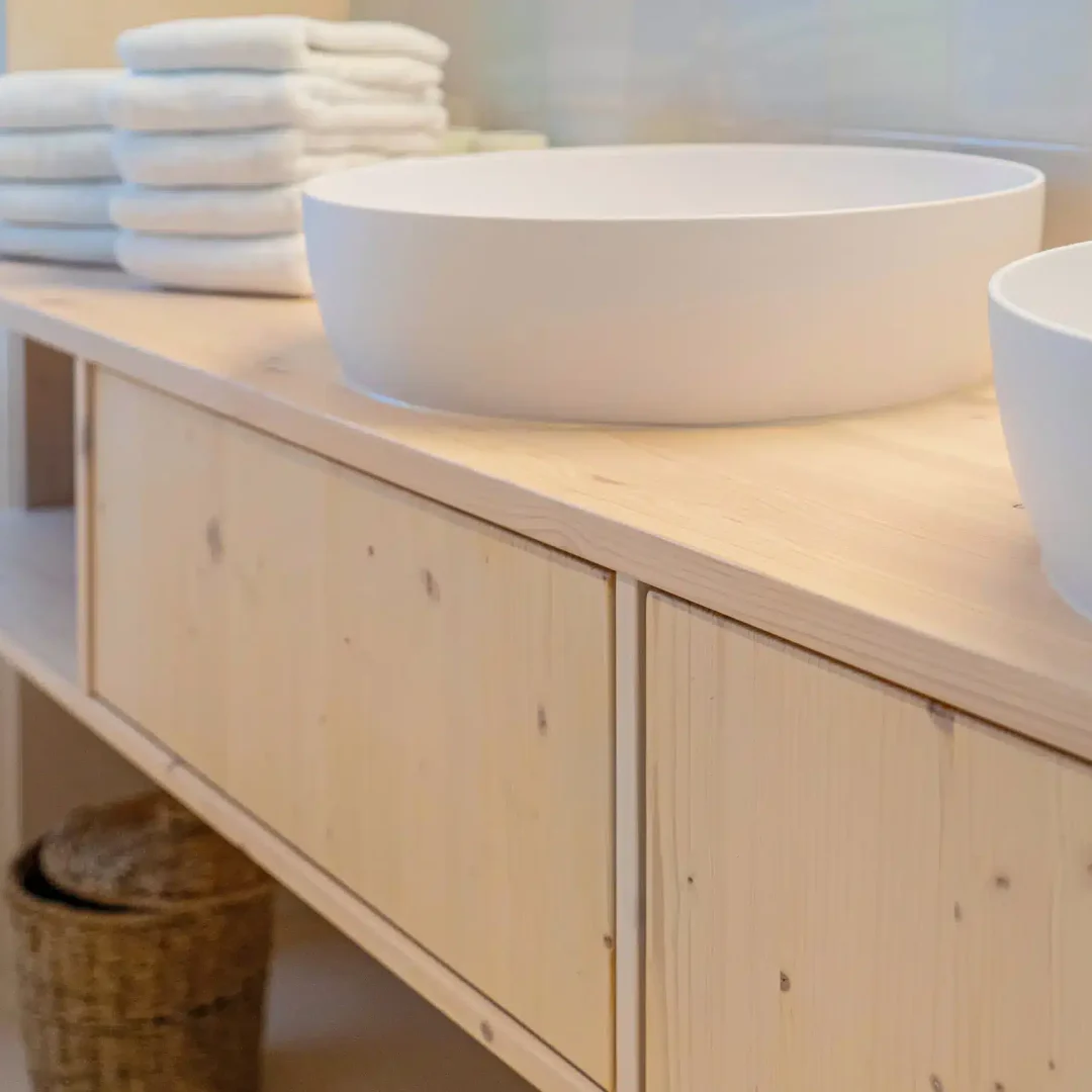 Maßgefertigte Badmöbel aus Holz – stilvolles Design für ein harmonisches Wohlfühlbad