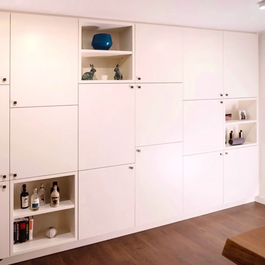 Maßgefertigte Stauraumlösungen für Wohnzimmer & Flure