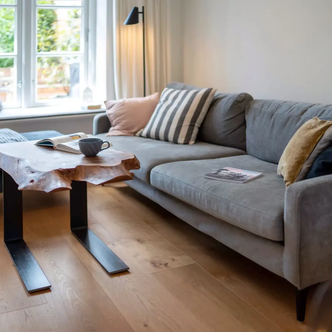 Massivholztisch aus Eiche – handgefertigt für Esszimmer oder Büro