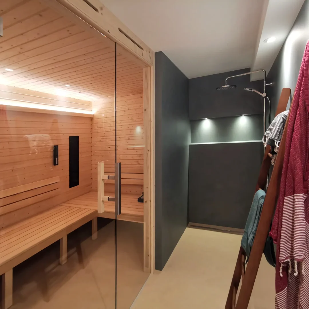 Individuell geplante Sauna aus Holz mit stimmungsvoller Beleuchtung