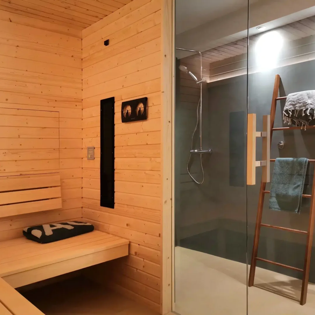 Individuell geplante Sauna aus Holz mit stimmungsvoller Beleuchtung