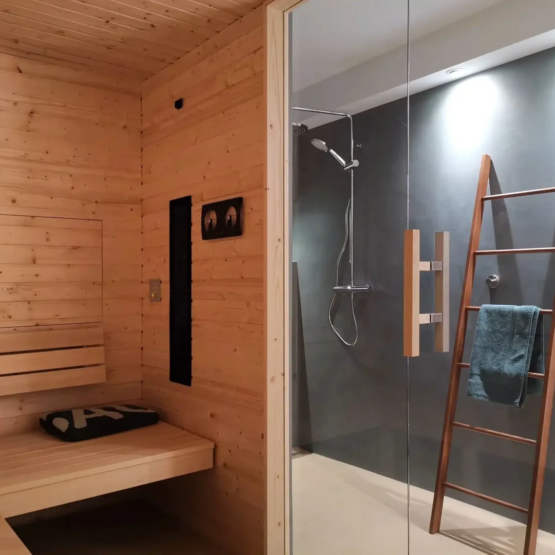 Individuell geplante Sauna aus Holz mit stimmungsvoller Beleuchtung