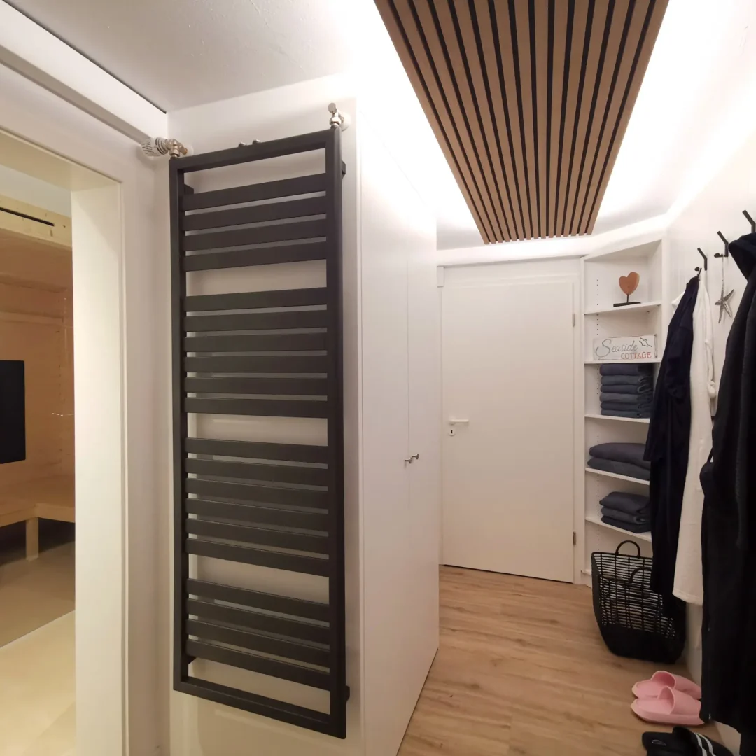 Individuell geplante Sauna aus Holz mit stimmungsvoller Beleuchtung